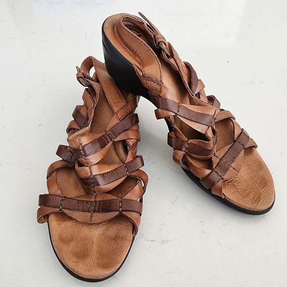 Clarks Artisan Two-Tone Brown Tan Leather Strappy Heel Sandal Size 9.5 MCS5955K - Picture 1 of 13